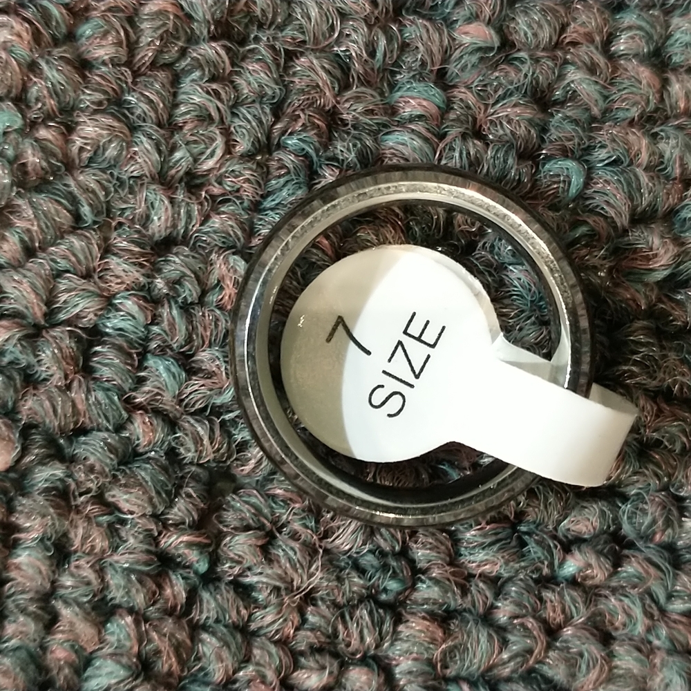 Men's Ring - Picture 2 of 3